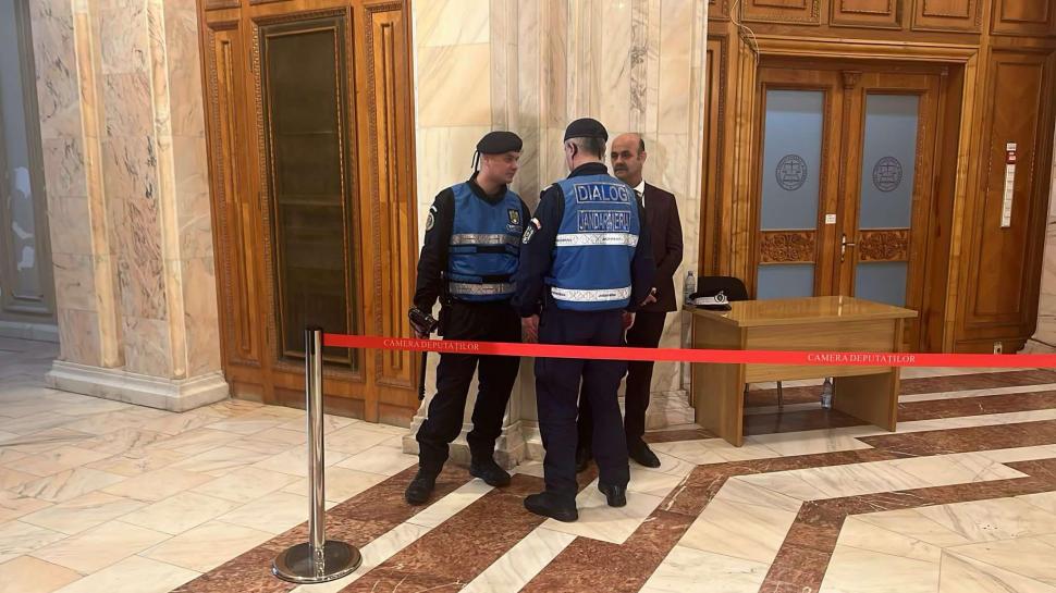 Protest în fața Palatului Parlamentului, după decizia CCR: Mai mulți susținători ai lui Călin Georgescu, amendați. Anunțul Jandarmeriei 957235