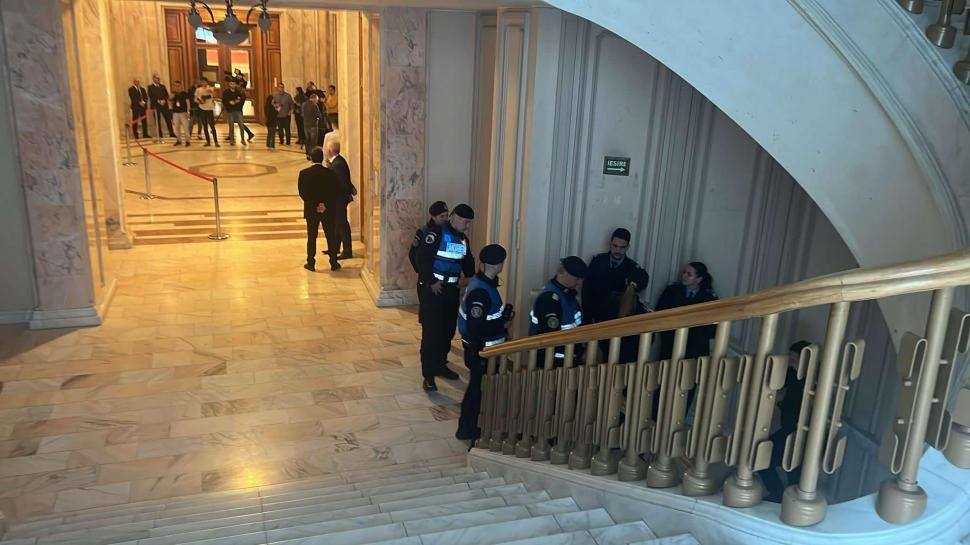 Protest în fața Palatului Parlamentului, după decizia CCR: Mai mulți susținători ai lui Călin Georgescu, amendați. Anunțul Jandarmeriei 957236