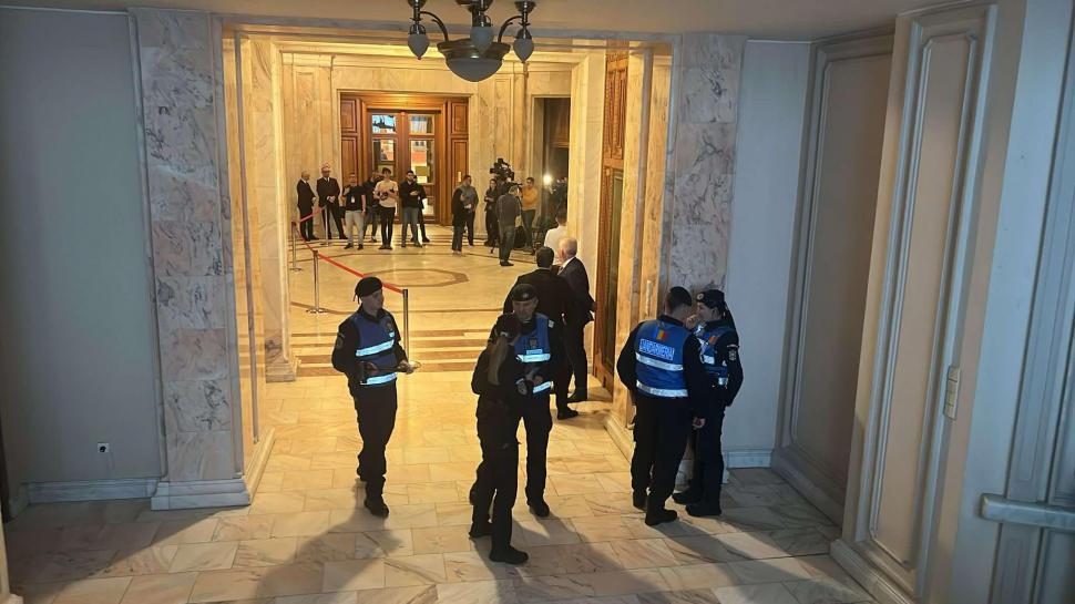 Protest în fața Palatului Parlamentului, după decizia CCR: Mai mulți susținători ai lui Călin Georgescu, amendați. Anunțul Jandarmeriei 957237