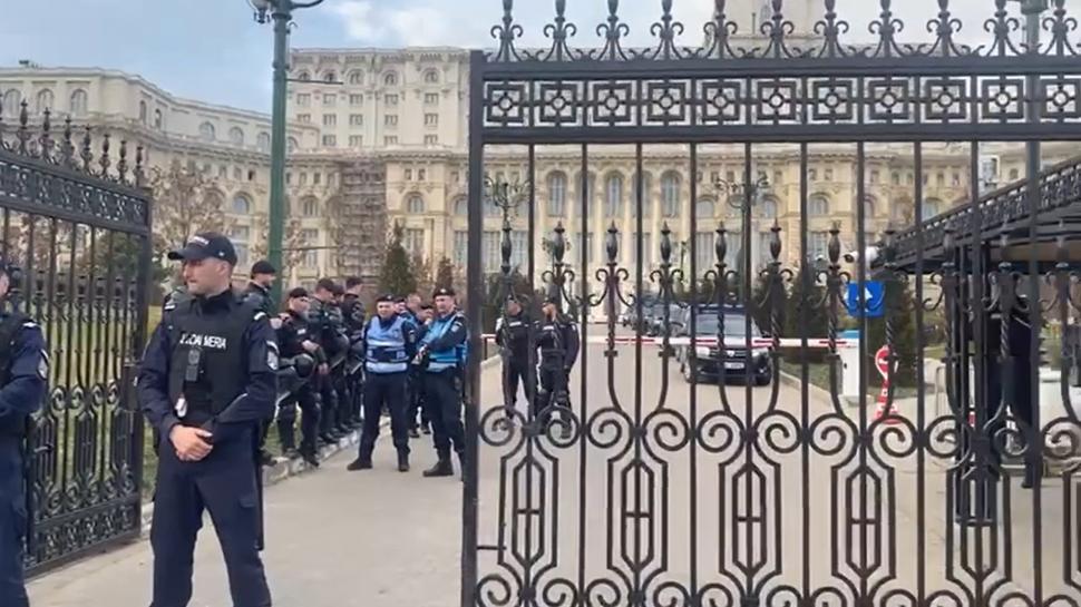 Protest în fața Palatului Parlamentului, după decizia CCR: Mai mulți susținători ai lui Călin Georgescu, amendați. Anunțul Jandarmeriei 957238