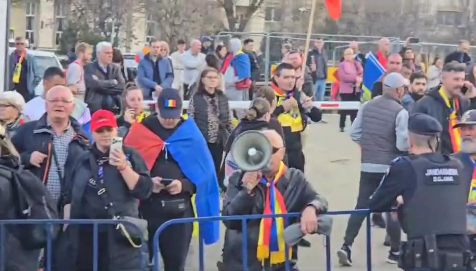 Protest în fața Palatului Parlamentului, după decizia CCR: Mai mulți susținători ai lui Călin Georgescu, amendați. Anunțul Jandarmeriei 957239