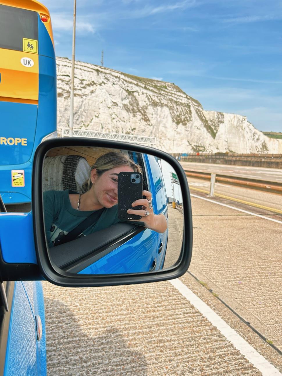 Viața fabuloasă a unei tinere de 25 de ani care a transformat o furgonetă în casă și de 3 ani călătorește non-stop prin Europa 957127