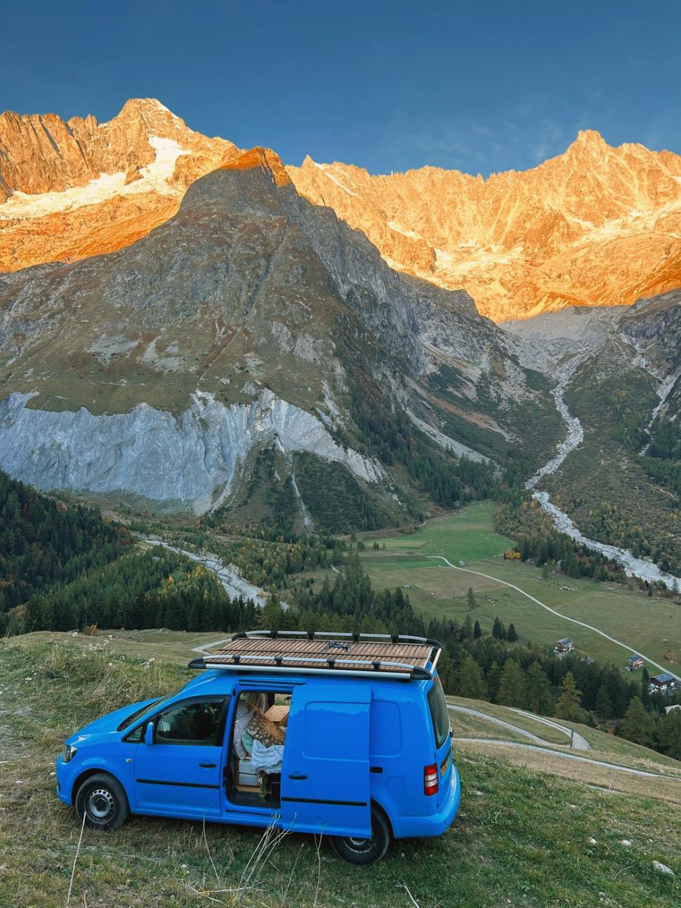 Viața fabuloasă a unei tinere de 25 de ani care a transformat o furgonetă în casă și de 3 ani călătorește non-stop prin Europa 957129