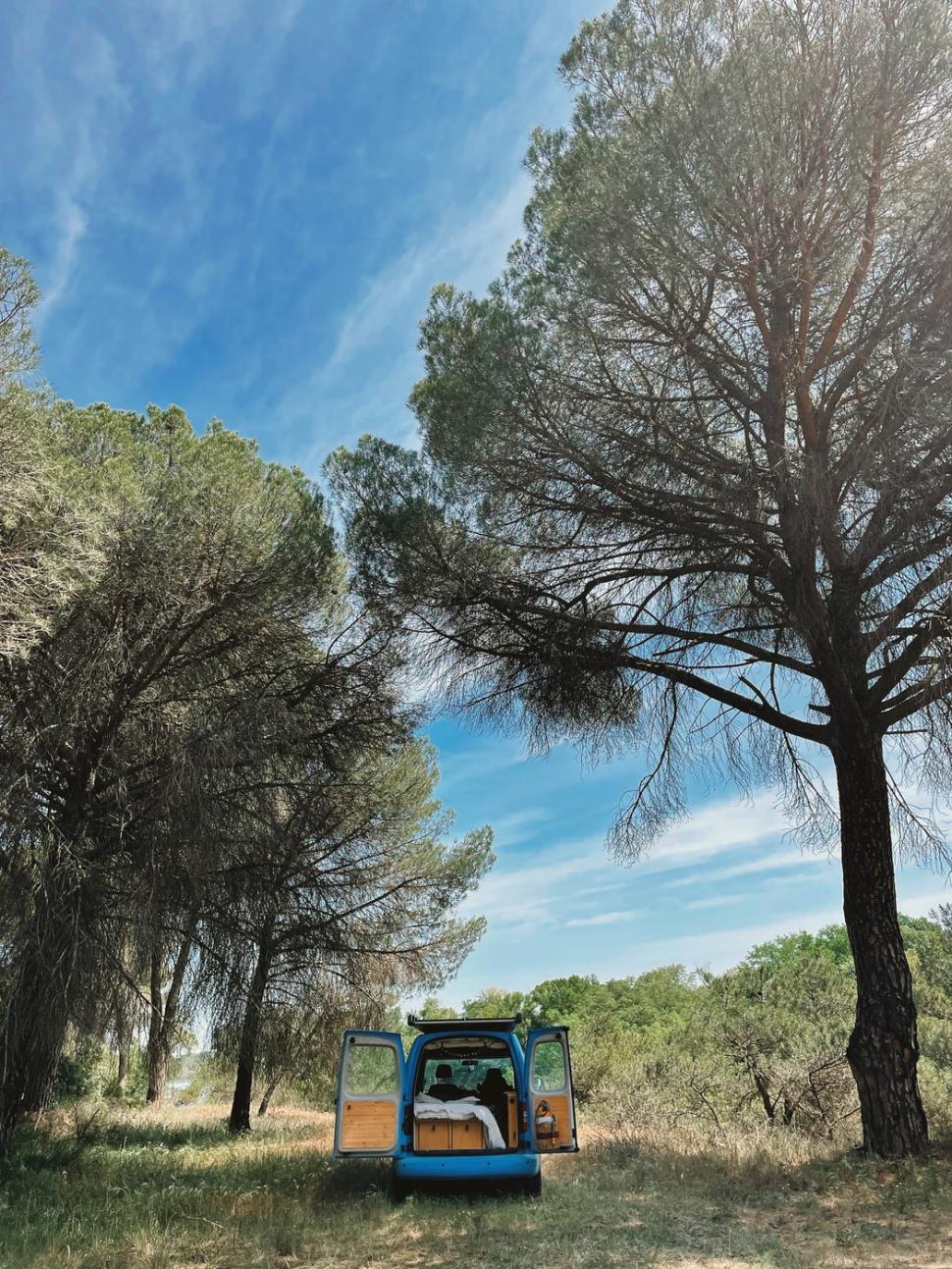 Viața fabuloasă a unei tinere de 25 de ani care a transformat o furgonetă în casă și de 3 ani călătorește non-stop prin Europa 957130