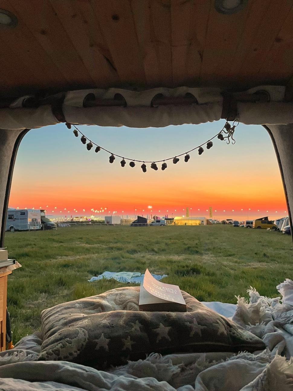 Viața fabuloasă a unei tinere de 25 de ani care a transformat o furgonetă în casă și de 3 ani călătorește non-stop prin Europa 957131