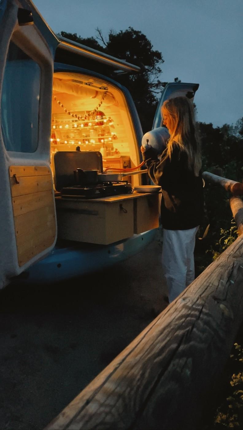 Viața fabuloasă a unei tinere de 25 de ani care a transformat o furgonetă în casă și de 3 ani călătorește non-stop prin Europa 957132