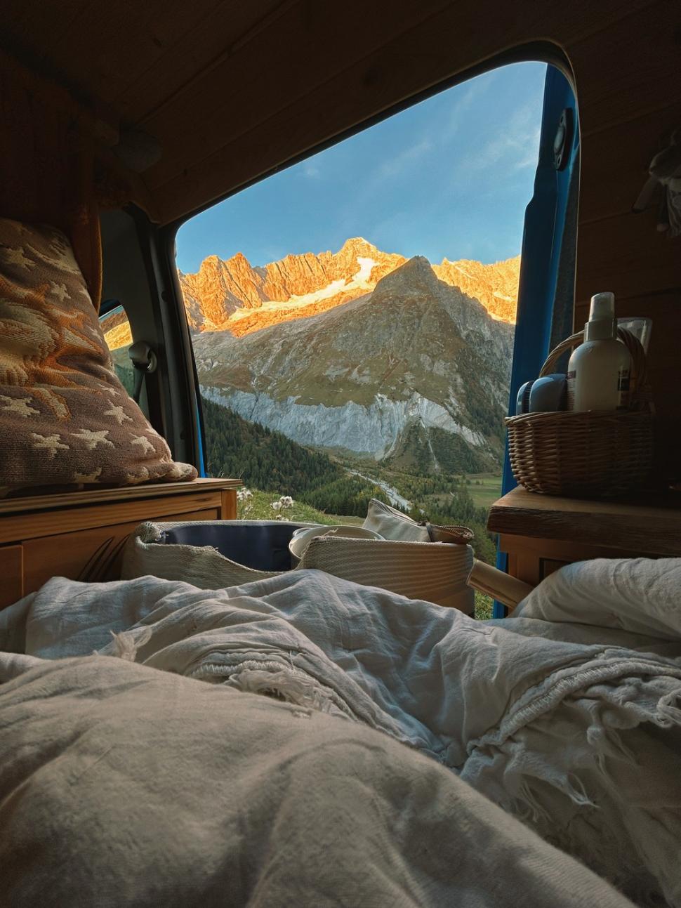 Viața fabuloasă a unei tinere de 25 de ani care a transformat o furgonetă în casă și de 3 ani călătorește non-stop prin Europa 957133