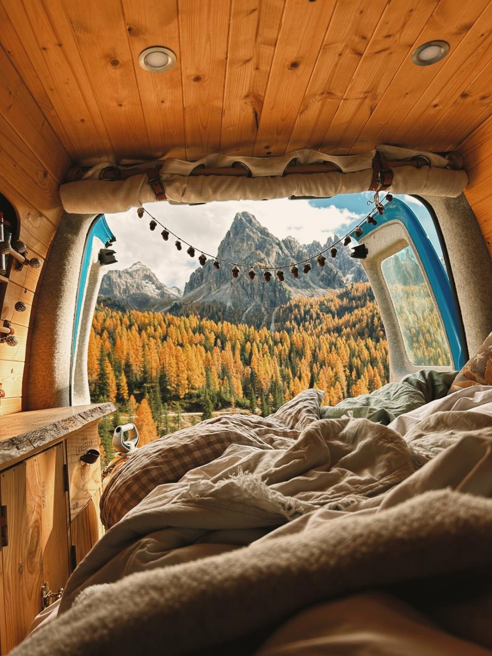 Viața fabuloasă a unei tinere de 25 de ani care a transformat o furgonetă în casă și de 3 ani călătorește non-stop prin Europa 957135