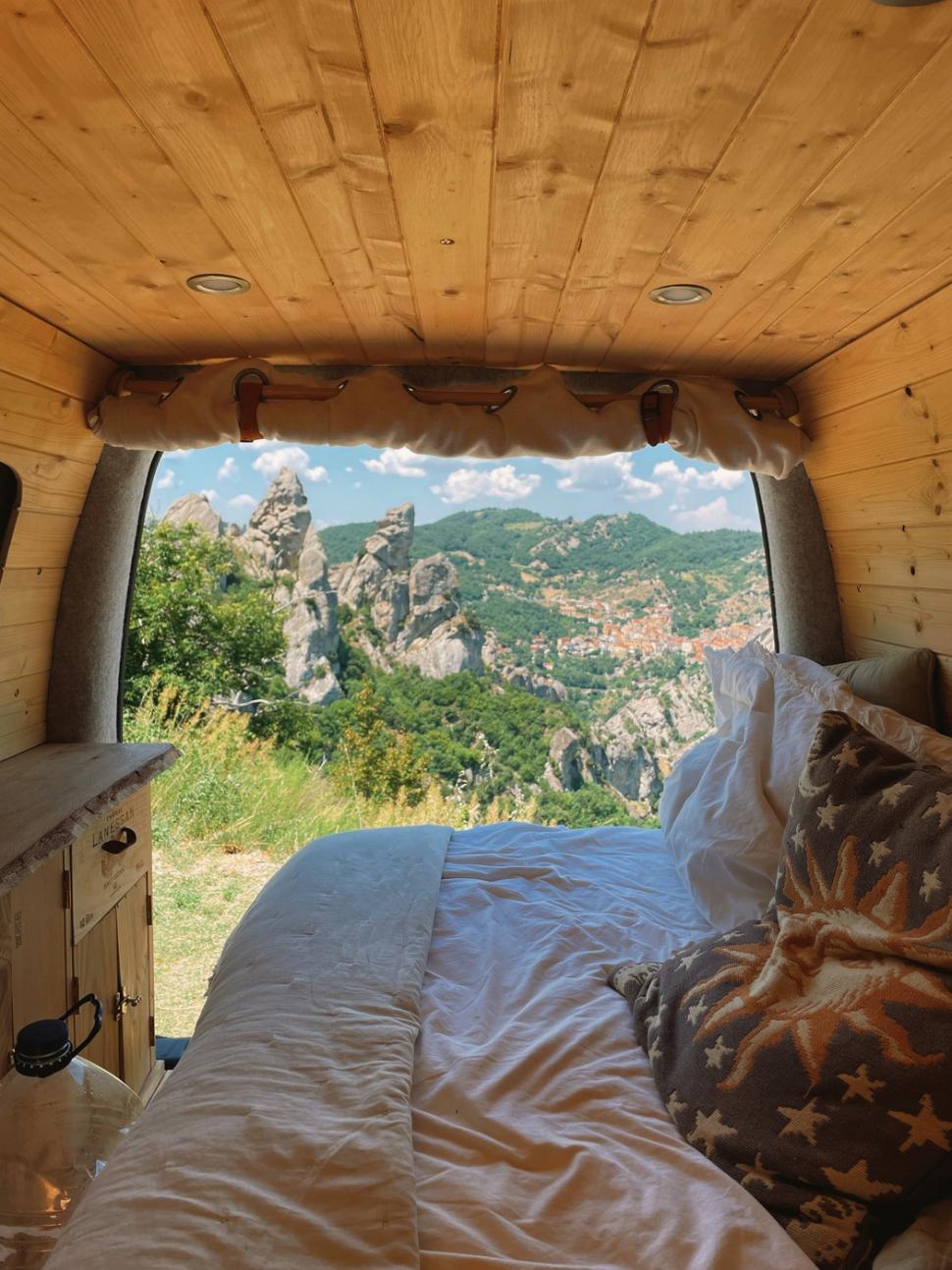 Viața fabuloasă a unei tinere de 25 de ani care a transformat o furgonetă în casă și de 3 ani călătorește non-stop prin Europa 957136