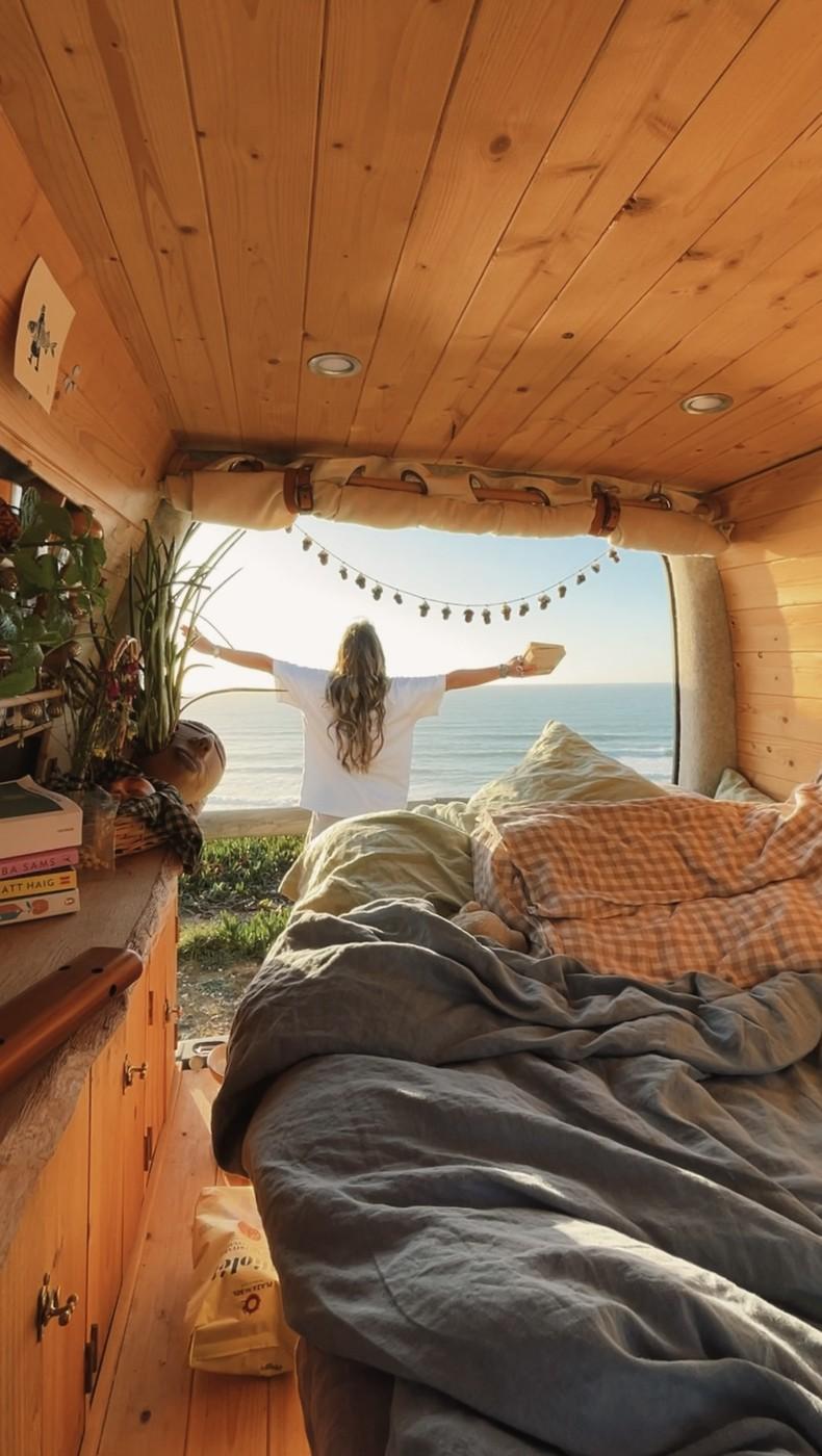 Viața fabuloasă a unei tinere de 25 de ani care a transformat o furgonetă în casă și de 3 ani călătorește non-stop prin Europa 957138