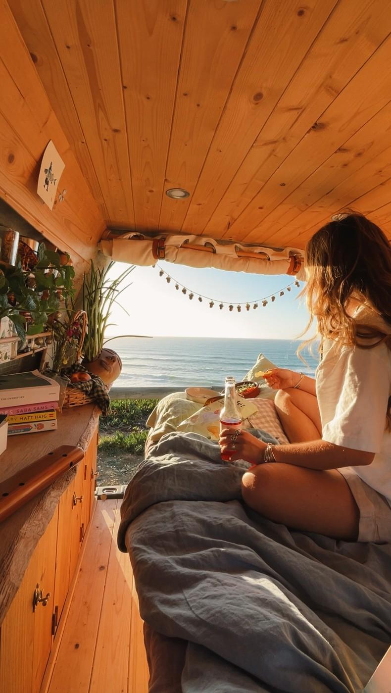 Viața fabuloasă a unei tinere de 25 de ani care a transformat o furgonetă în casă și de 3 ani călătorește non-stop prin Europa 957139