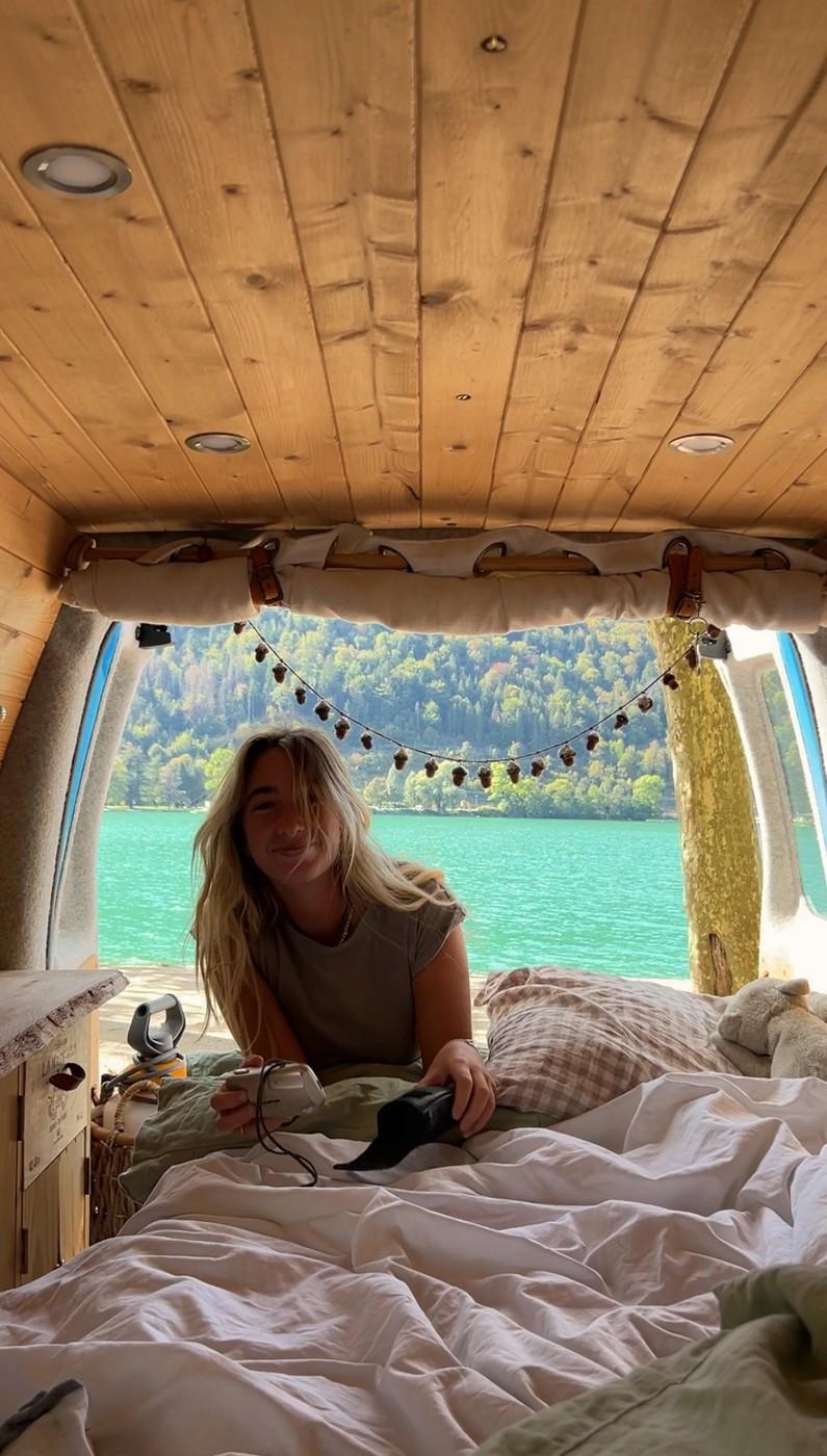 Viața fabuloasă a unei tinere de 25 de ani care a transformat o furgonetă în casă și de 3 ani călătorește non-stop prin Europa 957140