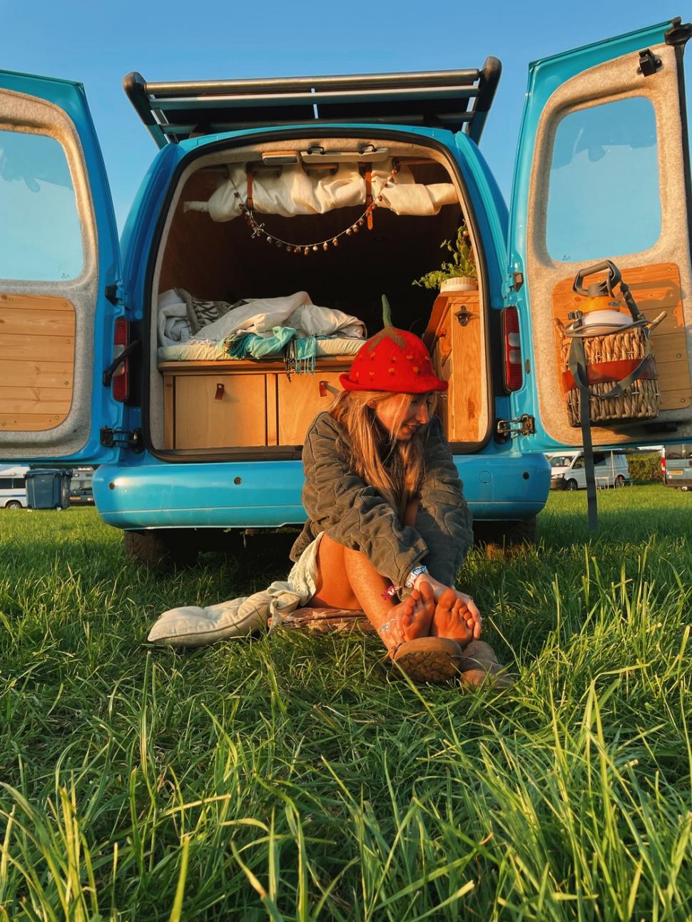 Viața fabuloasă a unei tinere de 25 de ani care a transformat o furgonetă în casă și de 3 ani călătorește non-stop prin Europa 957141