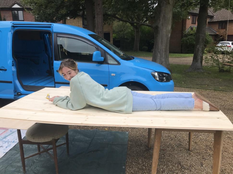 Viața fabuloasă a unei tinere de 25 de ani care a transformat o furgonetă în casă și de 3 ani călătorește non-stop prin Europa 957142