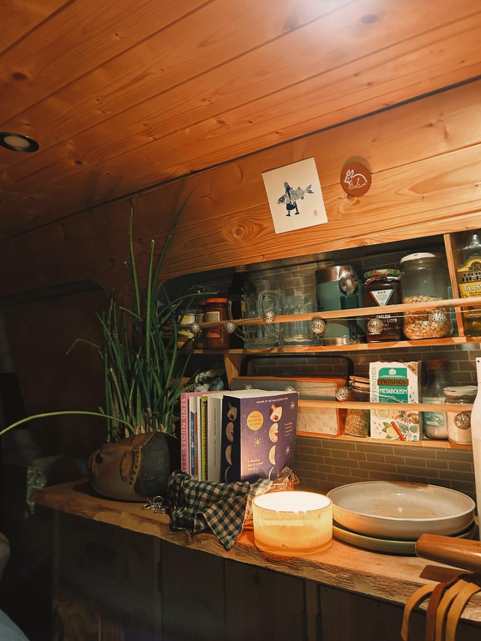 Viața fabuloasă a unei tinere de 25 de ani care a transformat o furgonetă în casă și de 3 ani călătorește non-stop prin Europa 957143