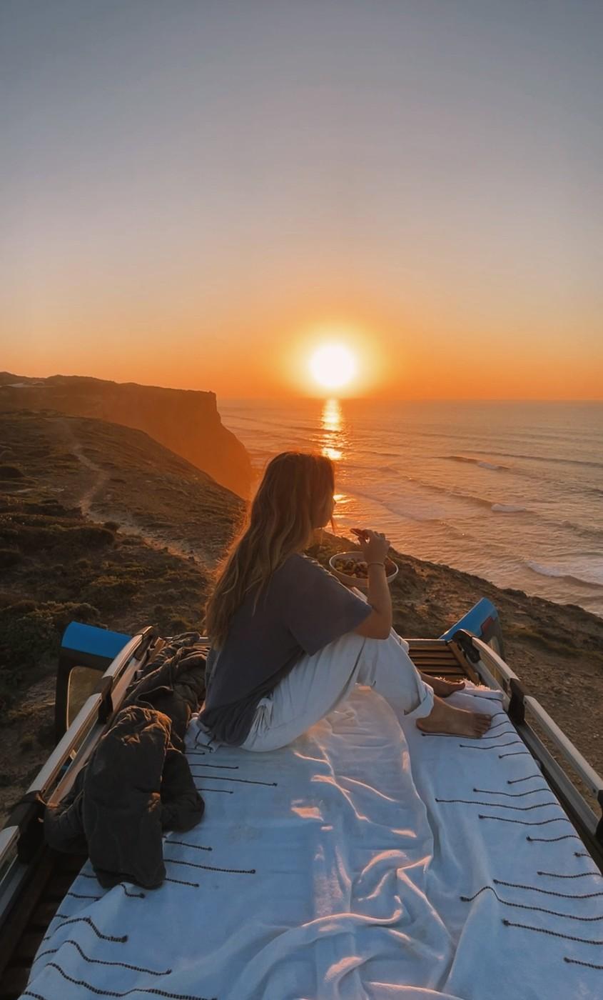 Viața fabuloasă a unei tinere de 25 de ani care a transformat o furgonetă în casă și de 3 ani călătorește non-stop prin Europa 957144