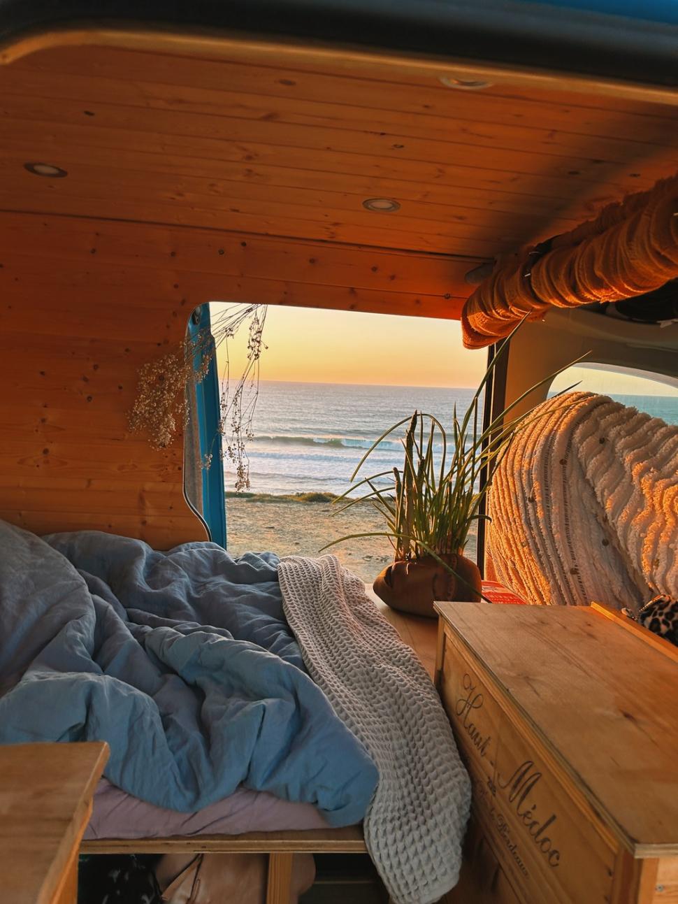 Viața fabuloasă a unei tinere de 25 de ani care a transformat o furgonetă în casă și de 3 ani călătorește non-stop prin Europa 957145