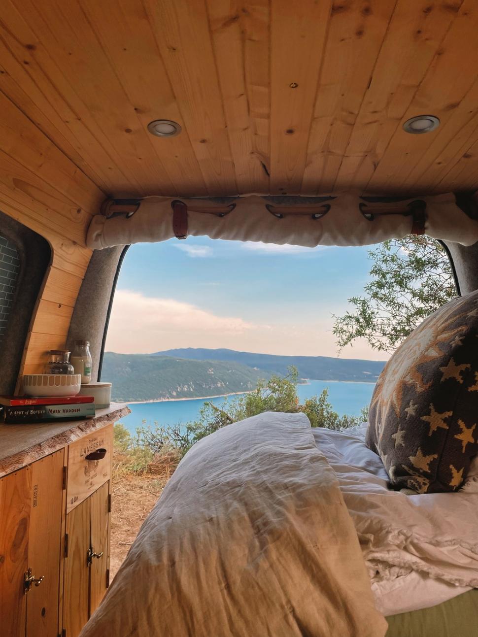 Viața fabuloasă a unei tinere de 25 de ani care a transformat o furgonetă în casă și de 3 ani călătorește non-stop prin Europa 957146