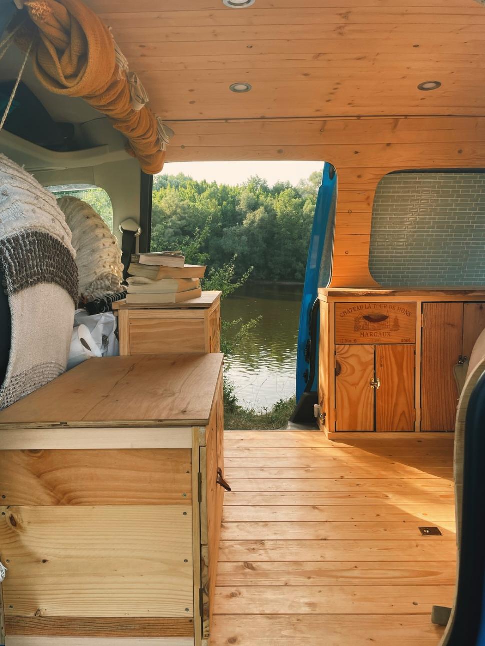 Viața fabuloasă a unei tinere de 25 de ani care a transformat o furgonetă în casă și de 3 ani călătorește non-stop prin Europa 957148