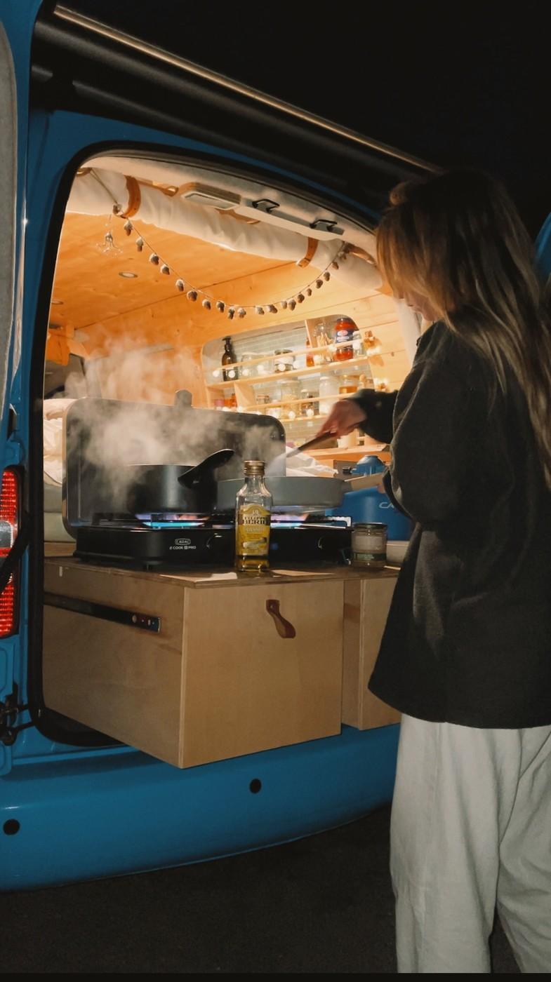 Viața fabuloasă a unei tinere de 25 de ani care a transformat o furgonetă în casă și de 3 ani călătorește non-stop prin Europa 957149