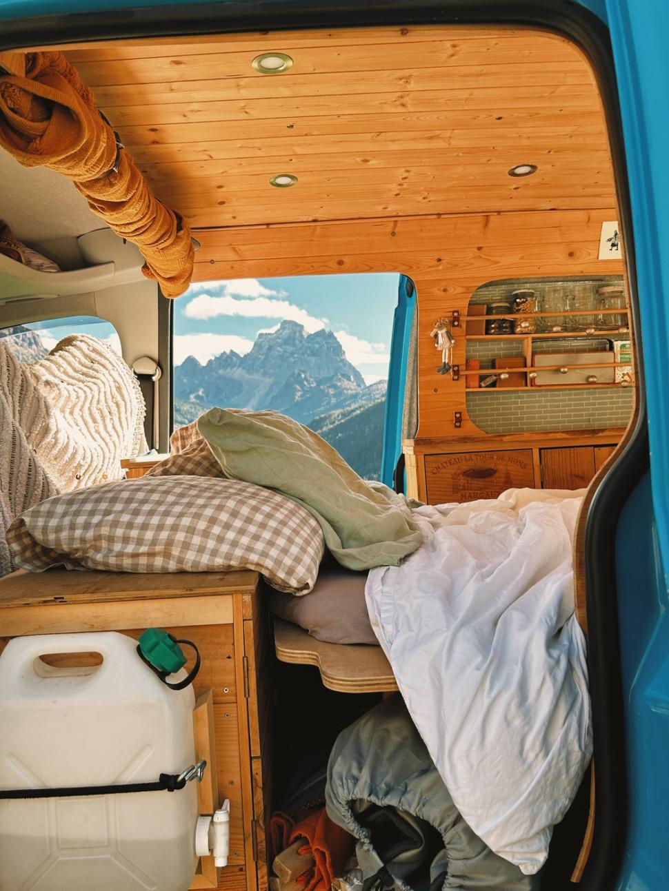 Viața fabuloasă a unei tinere de 25 de ani care a transformat o furgonetă în casă și de 3 ani călătorește non-stop prin Europa 957151