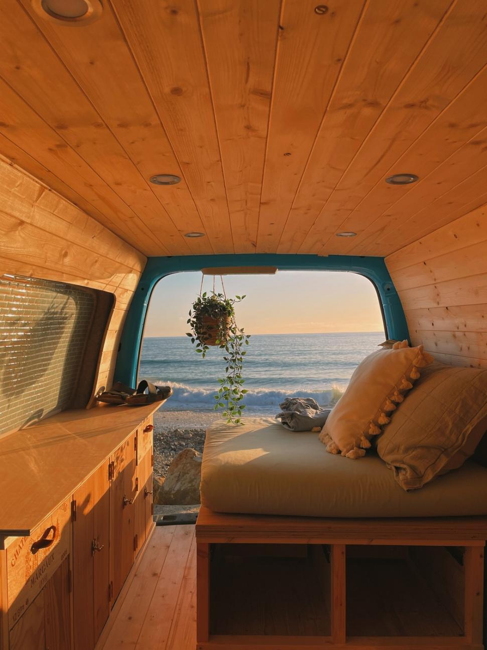 Viața fabuloasă a unei tinere de 25 de ani care a transformat o furgonetă în casă și de 3 ani călătorește non-stop prin Europa 957152