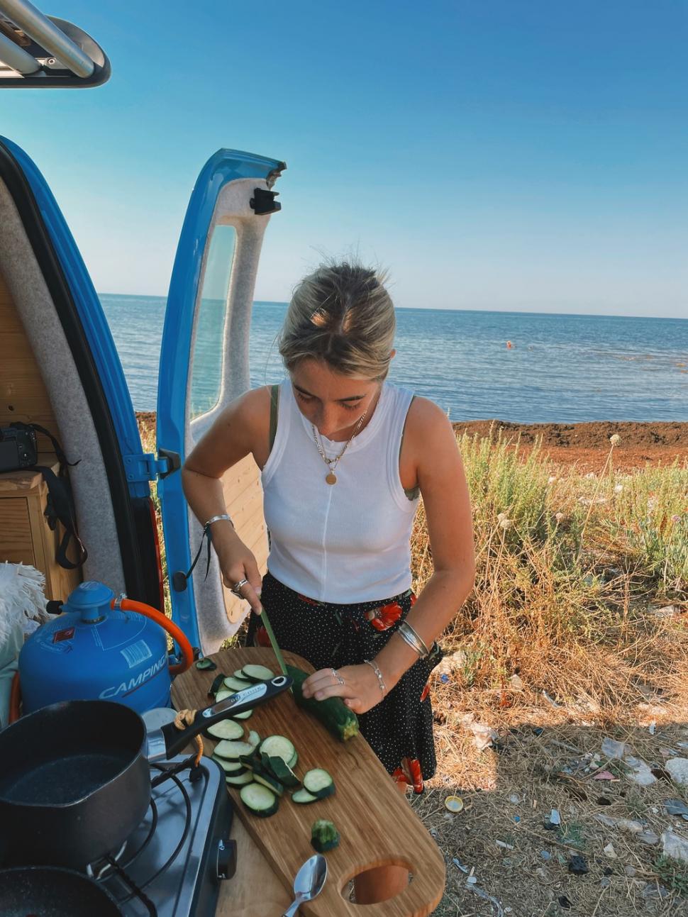 Viața fabuloasă a unei tinere de 25 de ani care a transformat o furgonetă în casă și de 3 ani călătorește non-stop prin Europa 957153