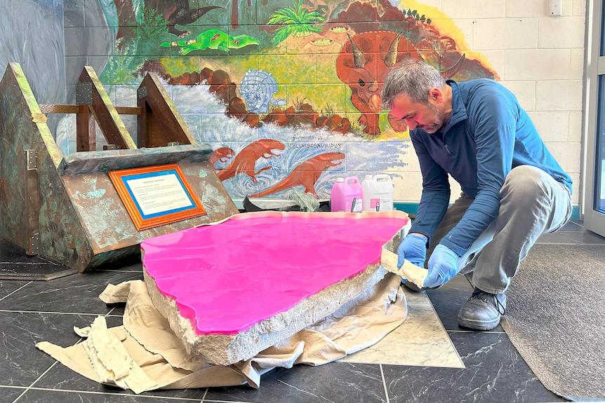 Descoperire „incredibilă” într-un liceu: S-au găsit zeci de urme de dinozaur pe o rocă ce stătea expusă în instituție de 23 de ani 957348