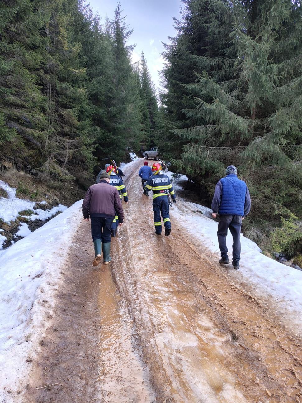 Pompierii au mers trei km pe jos ca să intervină la stingerea unui incendiu într-un cătun din Suceava: Autospecialele nu au avut acces 957356