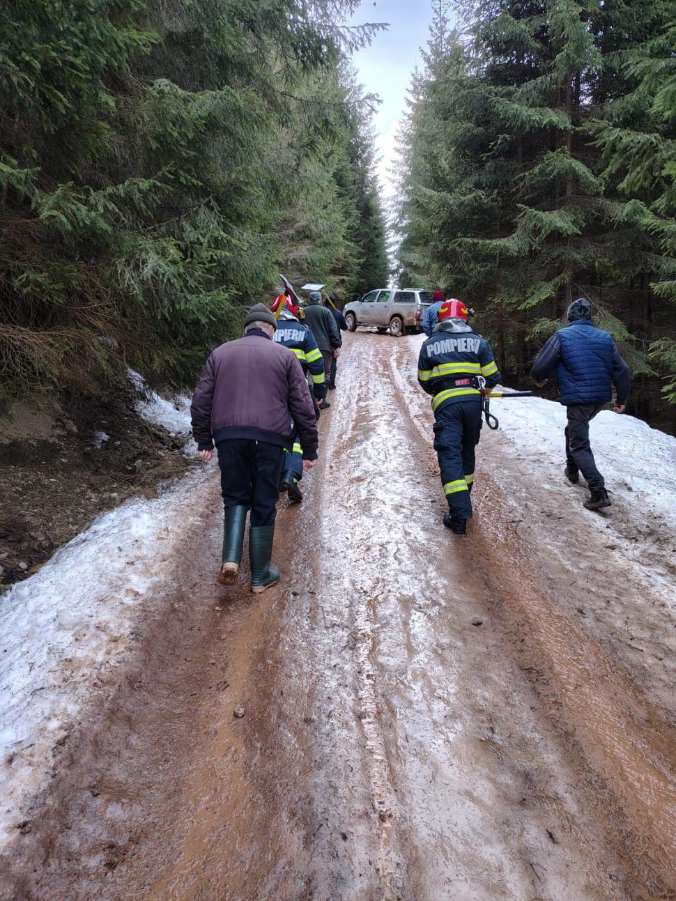 Pompierii au mers trei km pe jos ca să intervină la stingerea unui incendiu într-un cătun din Suceava: Autospecialele nu au avut acces 957357