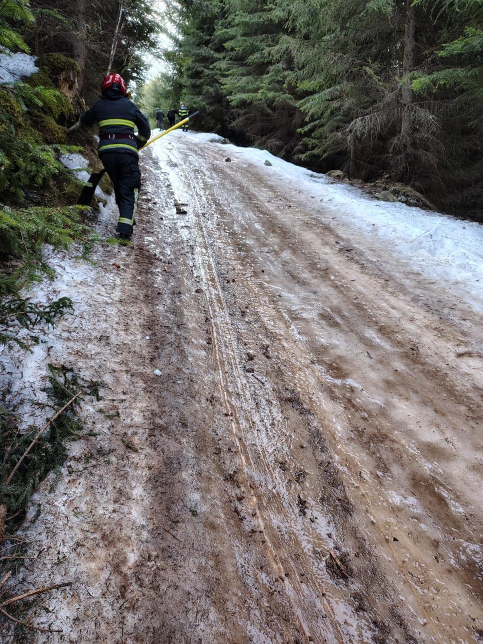 Pompierii au mers trei km pe jos ca să intervină la stingerea unui incendiu într-un cătun din Suceava: Autospecialele nu au avut acces 957361