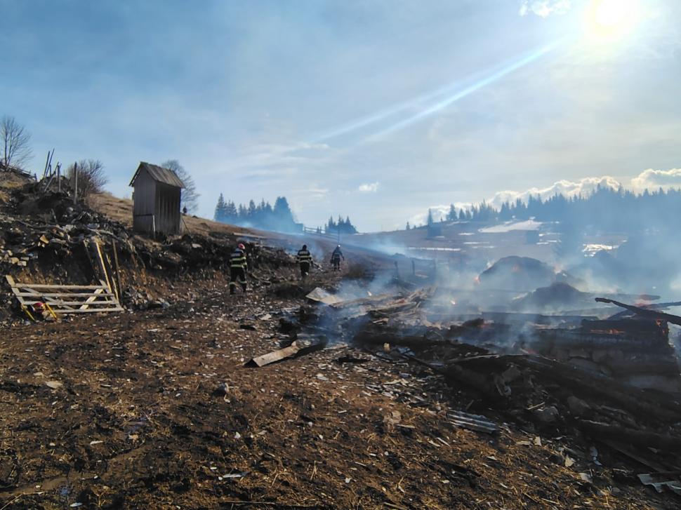 Pompierii au mers trei km pe jos ca să intervină la stingerea unui incendiu într-un cătun din Suceava: Autospecialele nu au avut acces 957362