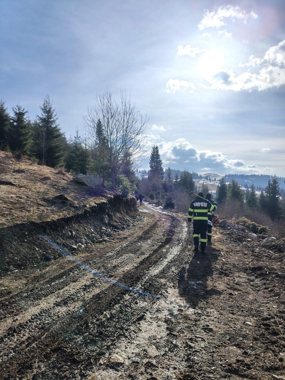 Pompierii au mers trei km pe jos ca să intervină la stingerea unui incendiu într-un cătun din Suceava: Autospecialele nu au avut acces 957363