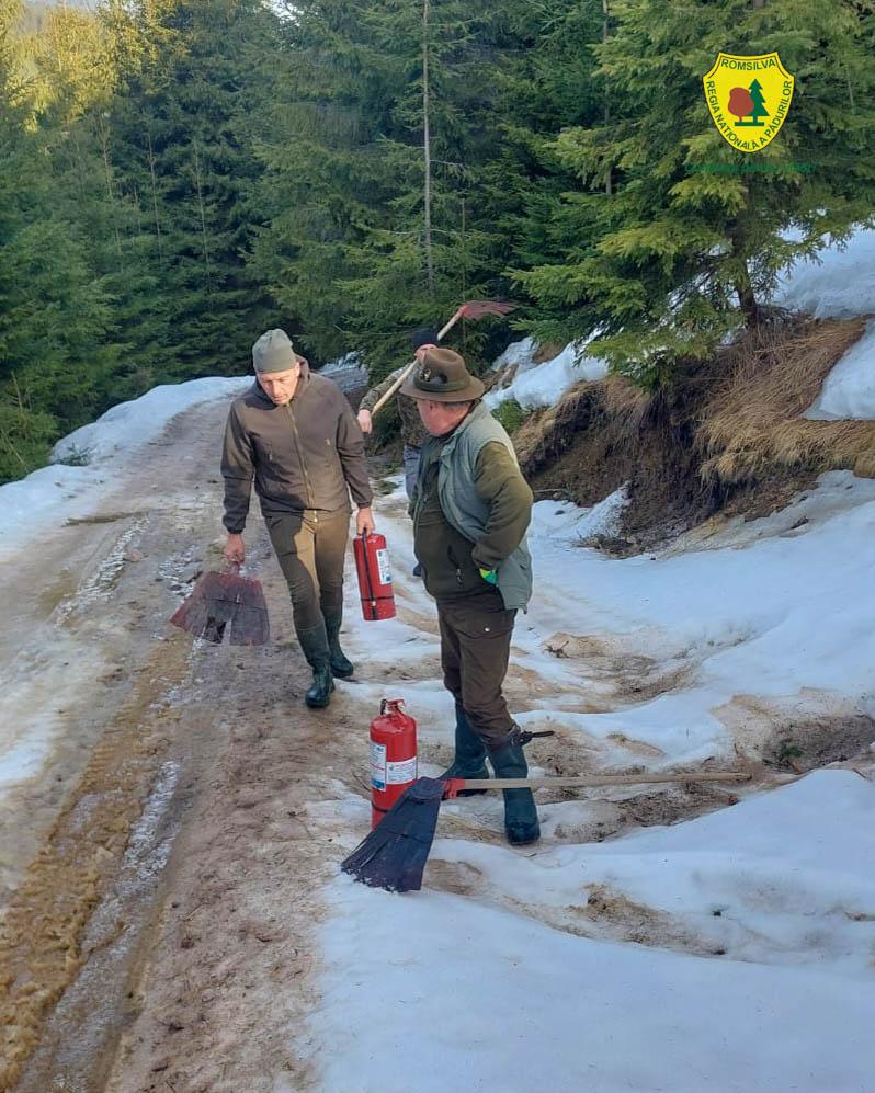 Pompierii au mers trei km pe jos ca să intervină la stingerea unui incendiu într-un cătun din Suceava: Autospecialele nu au avut acces 957364