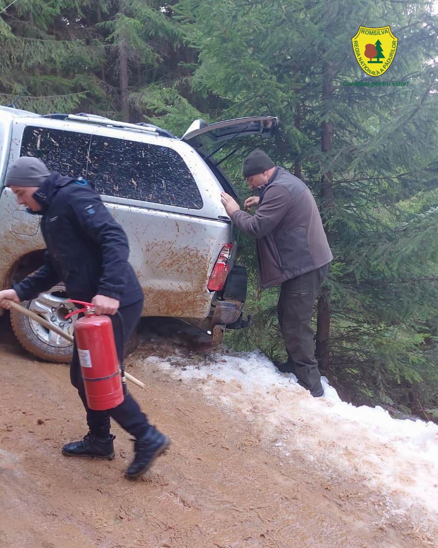 Pompierii au mers trei km pe jos ca să intervină la stingerea unui incendiu într-un cătun din Suceava: Autospecialele nu au avut acces 957365
