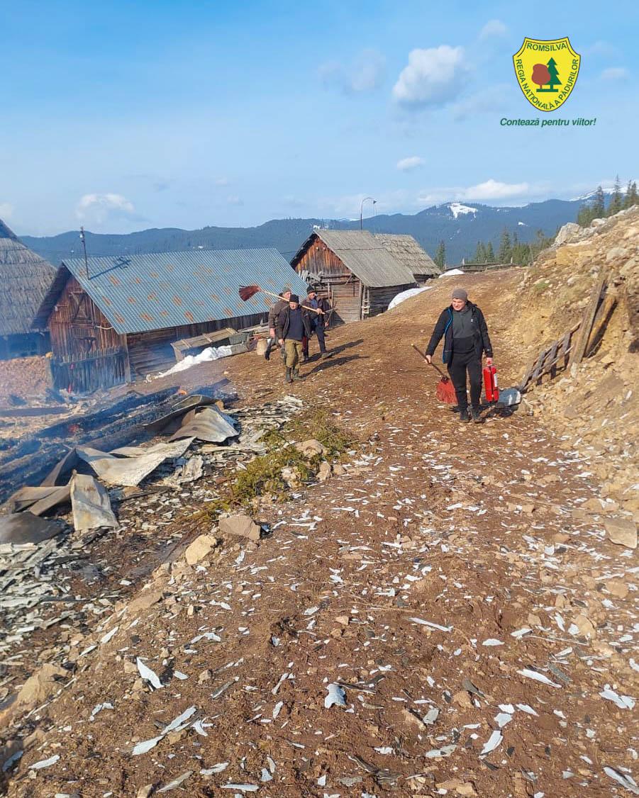 Pompierii au mers trei km pe jos ca să intervină la stingerea unui incendiu într-un cătun din Suceava: Autospecialele nu au avut acces 957366