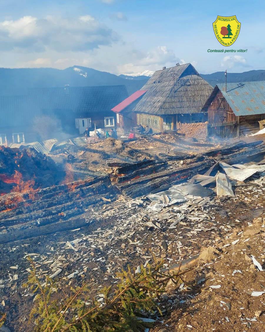 Pompierii au mers trei km pe jos ca să intervină la stingerea unui incendiu într-un cătun din Suceava: Autospecialele nu au avut acces 957367