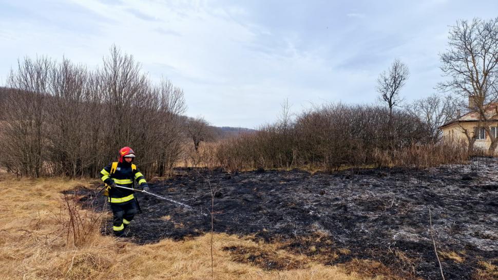 Peste 10.000 de hectare din 15 județe au ars în incendiile puse intenționat. Doi oameni au murit, trei au fost răniți 957318