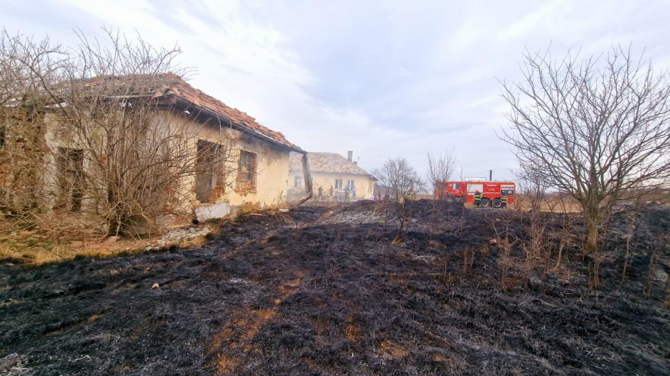 Peste 10.000 de hectare din 15 județe au ars în incendiile puse intenționat. Doi oameni au murit, trei au fost răniți 957319