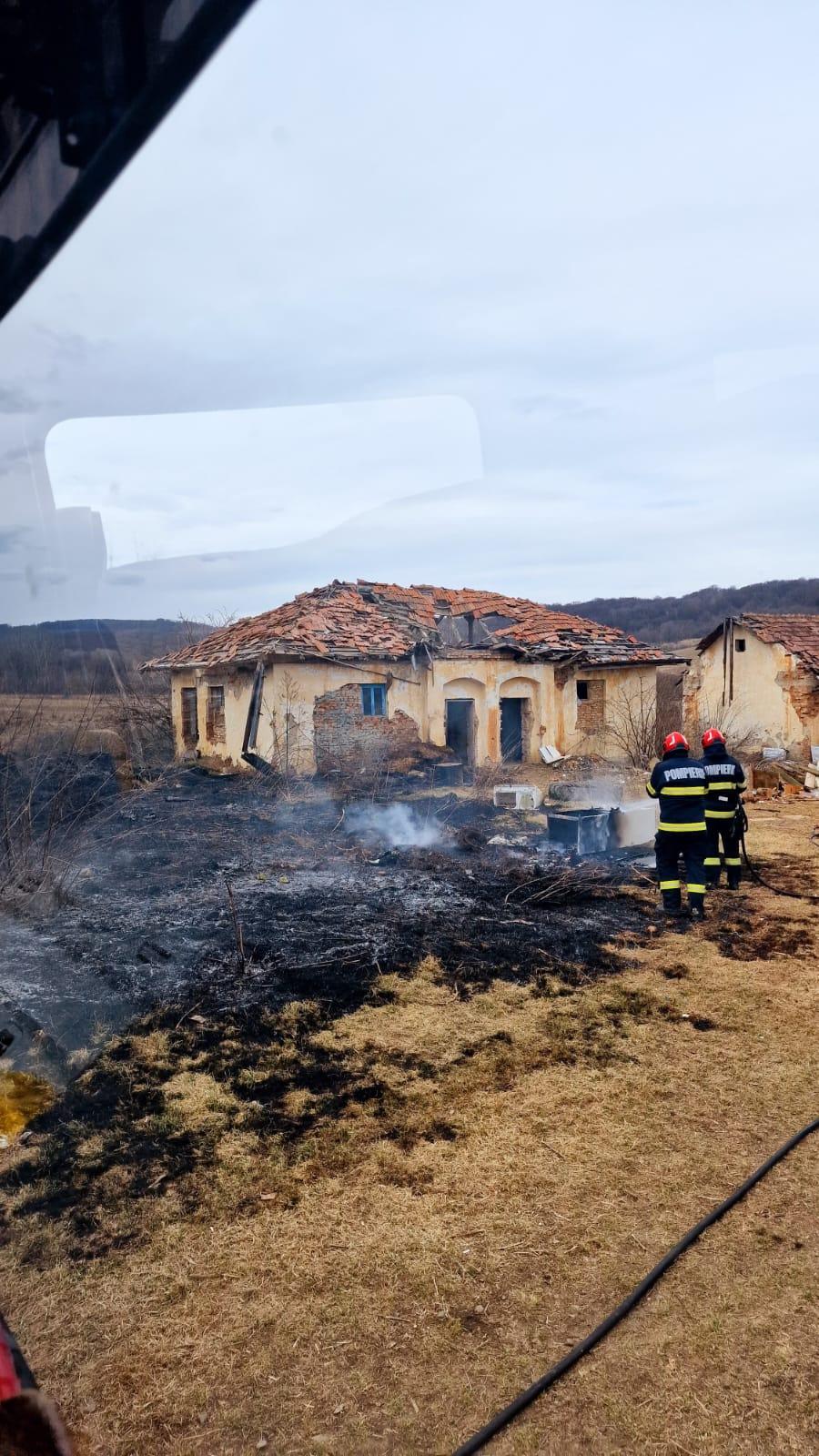 Peste 10.000 de hectare din 15 județe au ars în incendiile puse intenționat. Doi oameni au murit, trei au fost răniți 957320
