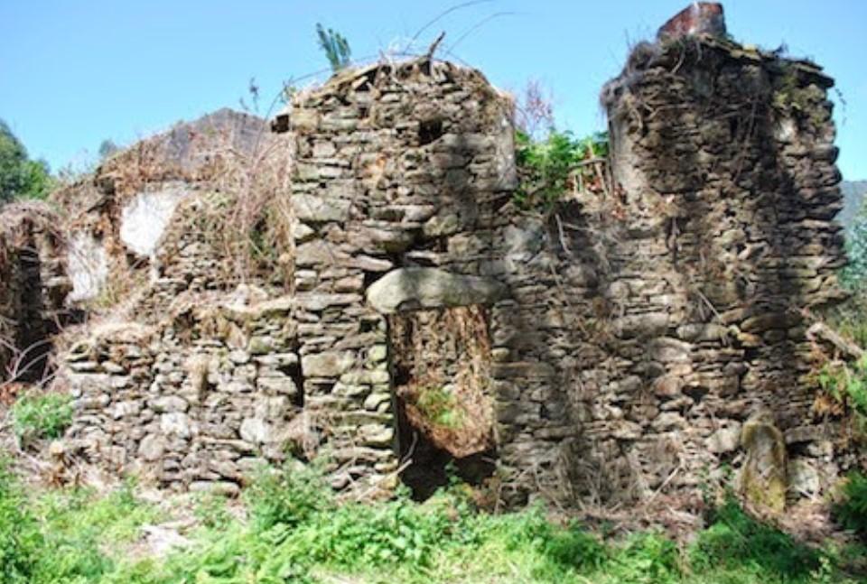 Un sat abandonat din Spania este scos la vânzare cu 89.000 de euro: „Dacă tăiați buruienile se vede marea” 957400