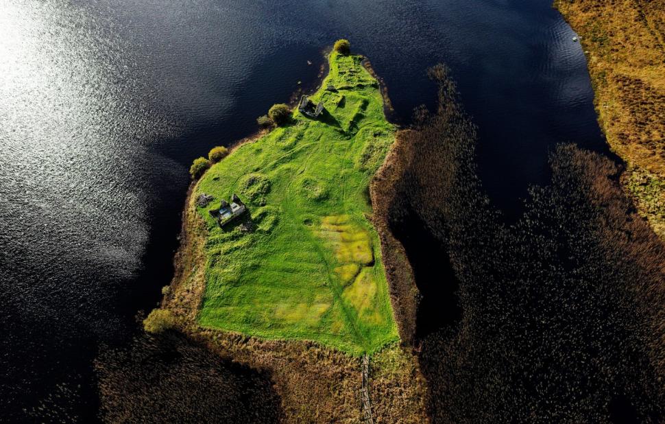 O insulă scoțiană pitorească tocmai a fost scoasă la vânzare la prețul unui apartament de lux din București. Există, însă, o condiție 957734