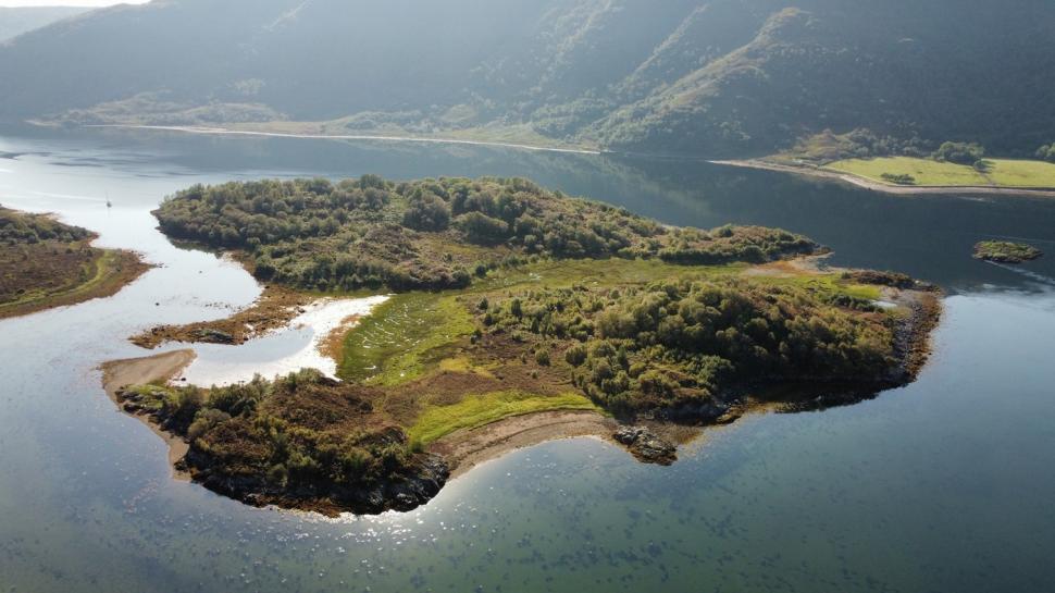 O insulă scoțiană pitorească tocmai a fost scoasă la vânzare la prețul unui apartament de lux din București. Există, însă, o condiție 957736