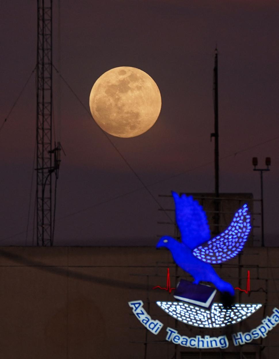 Luna plină a devenit „roşie”, noaptea trecută, cu ocazia unei eclipse totale: Imagini care surprind fenomenul rar pe cer 957824