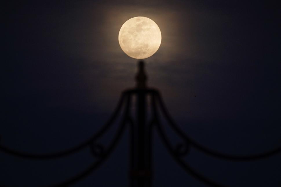 Luna plină a devenit „roşie”, noaptea trecută, cu ocazia unei eclipse totale: Imagini care surprind fenomenul rar pe cer 957826