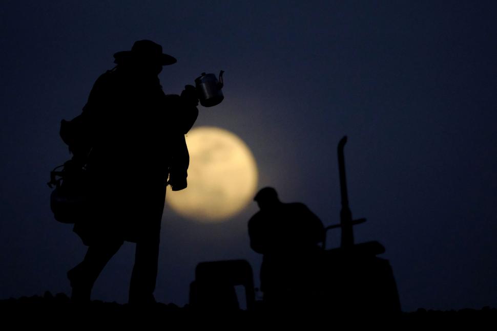 Luna plină a devenit „roşie”, noaptea trecută, cu ocazia unei eclipse totale: Imagini care surprind fenomenul rar pe cer 957827