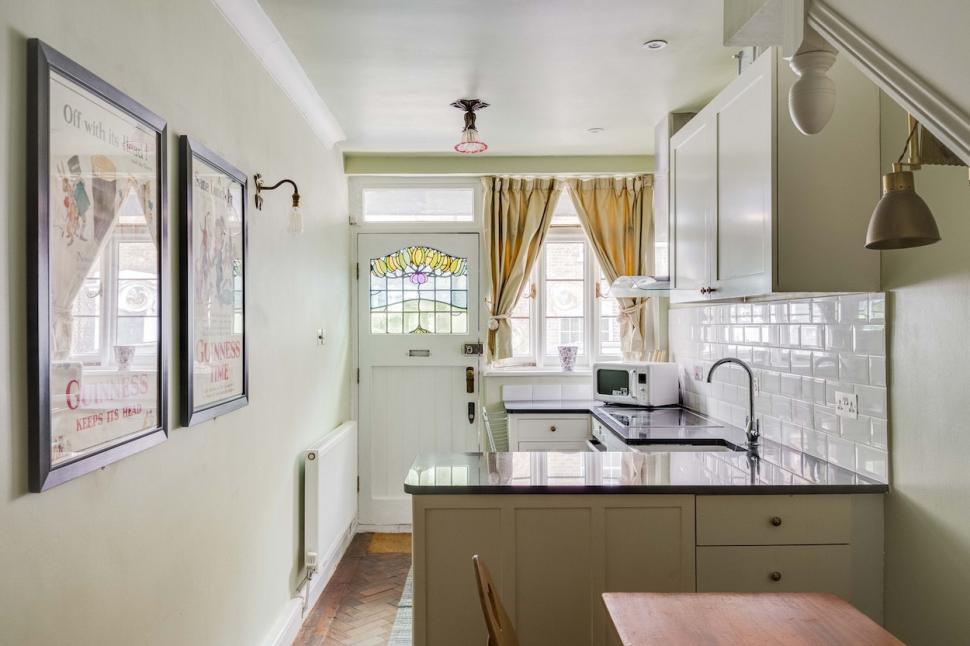 O casă cu lățimea de doar 2 metri, dar cu 3 etaje, a fost scoasă la vânzare cu 1,5 milioane de euro, la Londra. Cum arată în interior 957845