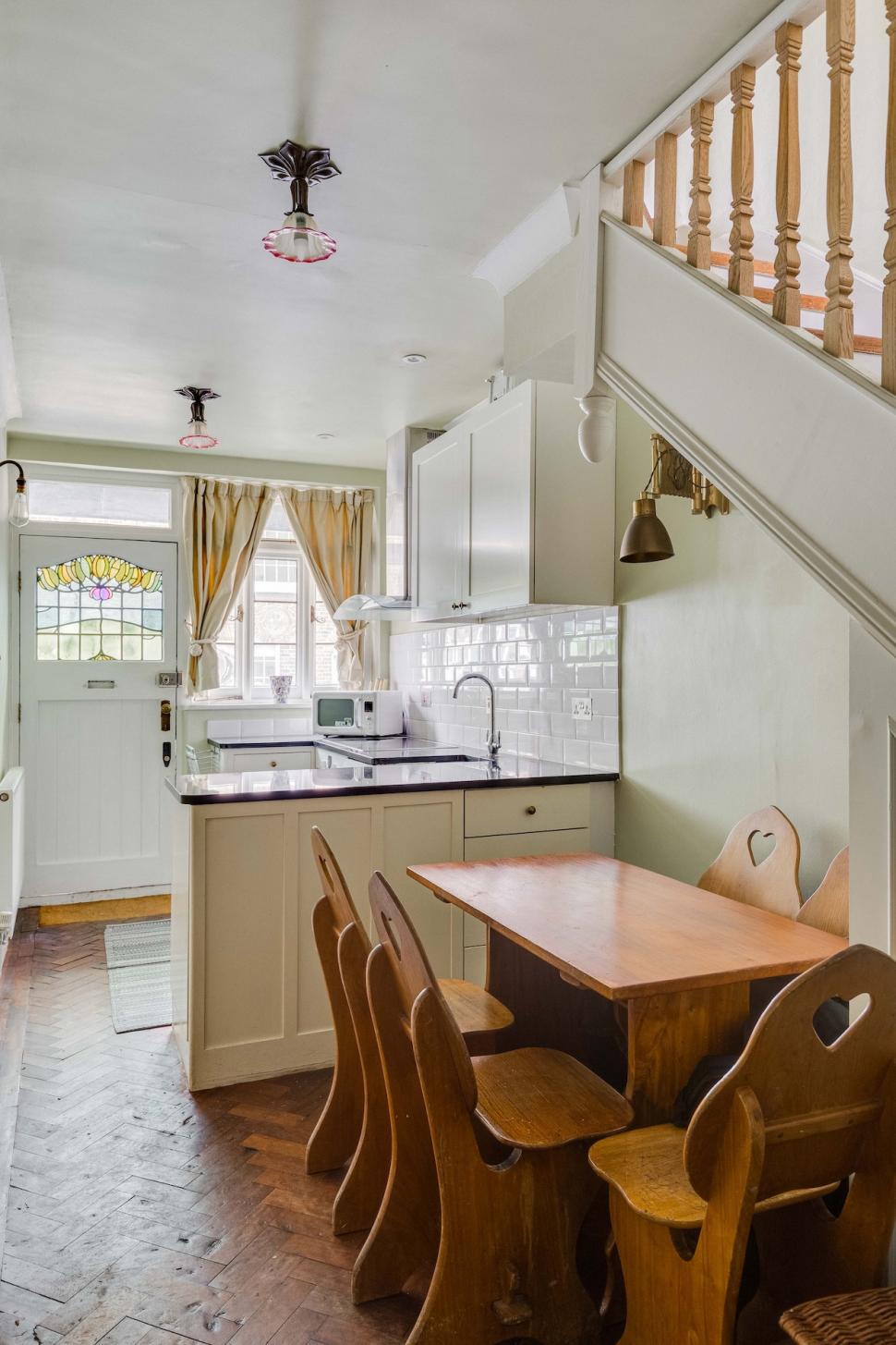 O casă cu lățimea de doar 2 metri, dar cu 3 etaje, a fost scoasă la vânzare cu 1,5 milioane de euro, la Londra. Cum arată în interior 957848