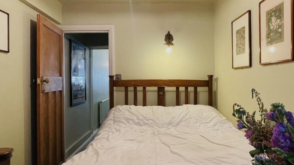 O casă cu lățimea de doar 2 metri, dar cu 3 etaje, a fost scoasă la vânzare cu 1,5 milioane de euro, la Londra. Cum arată în interior 957852