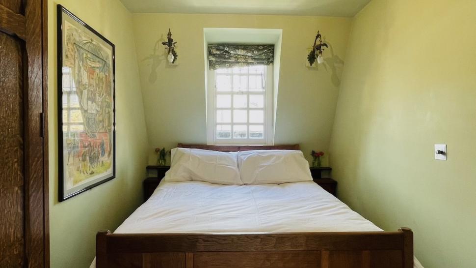 O casă cu lățimea de doar 2 metri, dar cu 3 etaje, a fost scoasă la vânzare cu 1,5 milioane de euro, la Londra. Cum arată în interior 957853